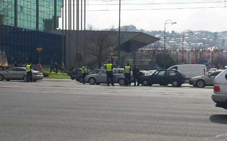 FOTO: Lančani sudar tri automobila na Socijalnom