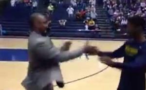 Košarkaški trener ima različito specijalno rukovanje za svakog od svojih igrača (VIDEO)