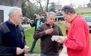 FOTO: Husinjani za Uskrs ofarbaju i polupaju na hiljade šarenih jaja