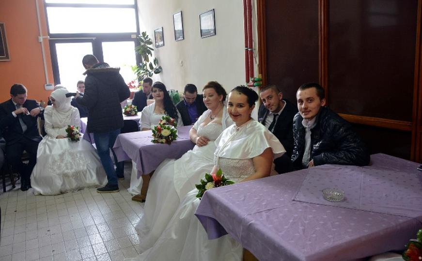 Kolektivno vjenčanje u Travniku: Deset mladih parova izreklo sudbonosno 'da' (FOTO)