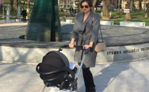 Amrina i Edinova kćerkica u prvoj šetnji šeherom