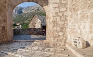 Huligani divljali u Mostaru: Kamen Don't forget '93 bacili u Neretvu