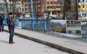 Na mostu Alije Izetbegovića u Goraždu: Postavljena izložba koju niko nije otvorio