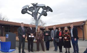 Sarajevo: U krugu Kampusa postavljeno solarno drvo za punjenje mobitela i laptopa 
