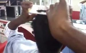 Ovako to radi pravi majstor: Indijac šiša samog sebe (VIDEO)