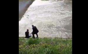 Sarajevo: Dvojica građana iz Miljacke spasila psa (VIDEO)