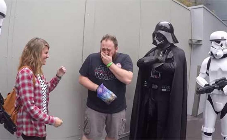 Darth Vader pomogao supruzi da mužu saopći da će uskoro postati otac (VIDEO)