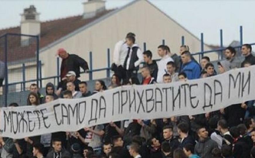 FOTO: Navijači Borca transparentom podržali Vojislava Šešelja
