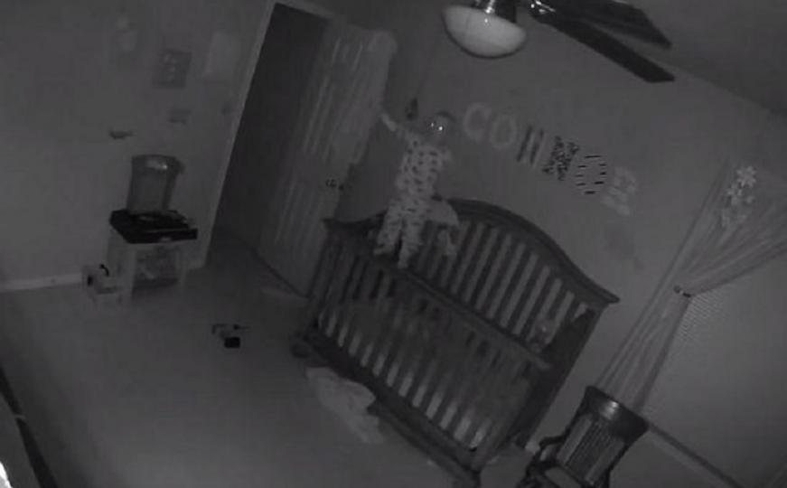 Snimak koji je užasnuo sve roditelje: Beba sama stoji na ivici kreveta (VIDEO)