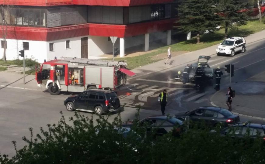 Sarajevo: Zapalio se automobil u vožnji (FOTO)