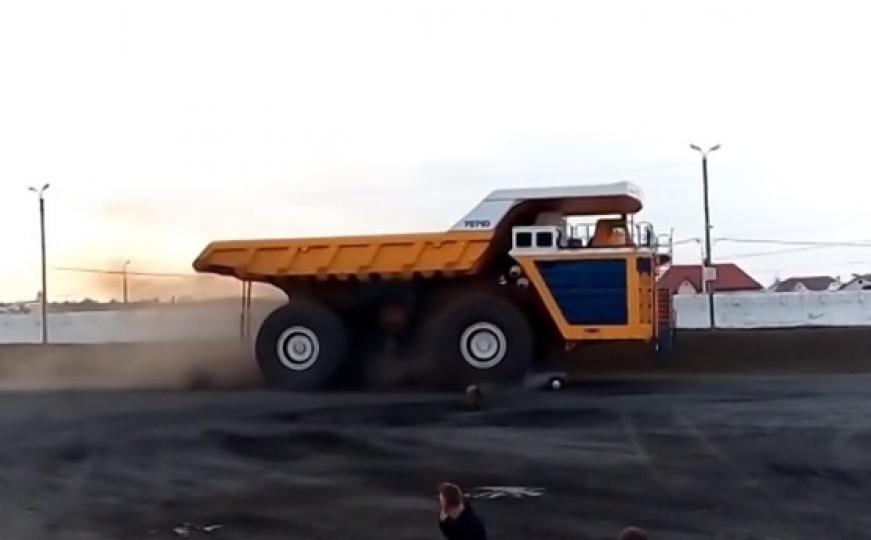 Pogledajte šta se dešava s putničkim automobilom kada preko njega pređe 450-tonski BelAZ (VIDEO)