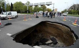 FOTO: U centru Zagreba otvorila se jama duboka sedam metara