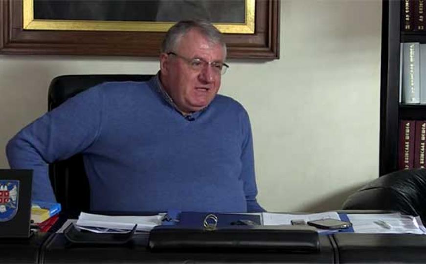 Kako je Vojislav Šešelj psovao haškim stražarima na engleskom (VIDEO)