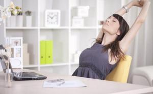 Zanimljivi načini kako se osloboditi stresa: Češalj, hrana, boje...