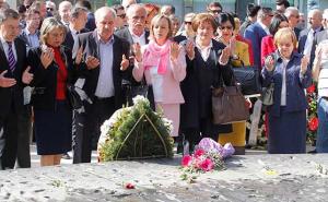 FOTO: Položeno cvijeće kod Spomen-obilježja ubijenoj djeci opkoljenog Sarajeva