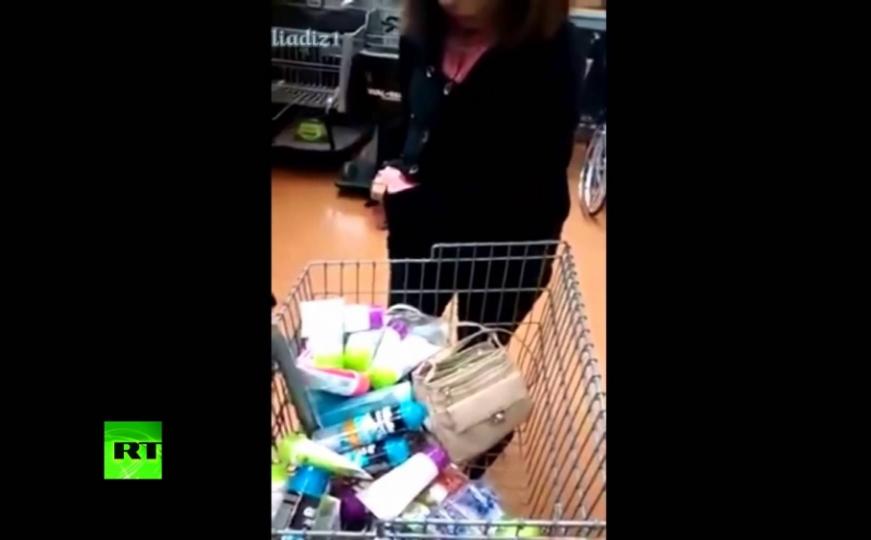 Uhvaćena u krađi: Žena u odjeću sakrila 'punu korpu' stvari (VIDEO)