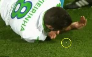 Žestoka utakmica: Fudbaler Wolfsburga tražio zube po travi (VIDEO)