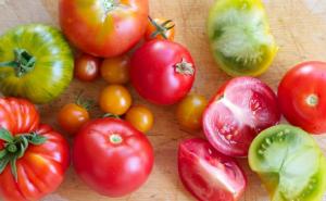 Zašto trebate staviti četiri kriške paradajza u zemlju? (VIDEO)