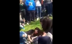 Strašni prizori: Pet djevojčica se tuklo, dok su njihovi drugovi i drugarice navijali (VIDEO)