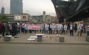 Počeo protest u Sarajevu, okupljeni traže istinu i pravdu za ubijenog Dženana Memića 