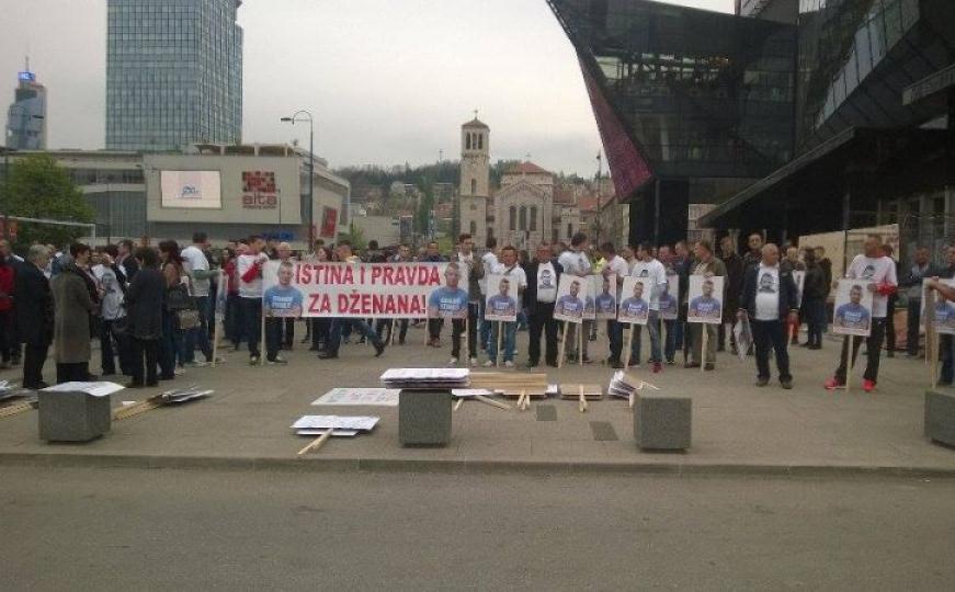 Počeo protest u Sarajevu, okupljeni traže istinu i pravdu za ubijenog Dženana Memića 