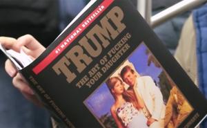 Stavio lažne omote za knjige u metrou da vidi reakciju drugih (FOTO)