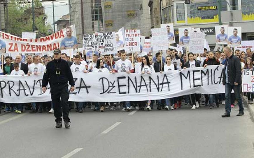 Pogledajte kolonu građana u protestnoj šetnji kroz Sarajevo (VIDEO)