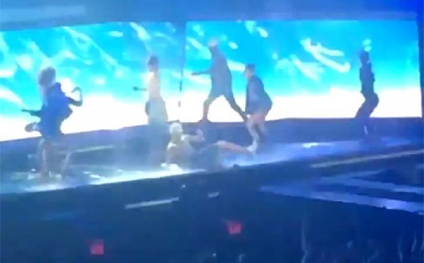 Pjevao Sorry, pa završio na stražnjici: Justin Bieber pao na koncertu (VIDEO)