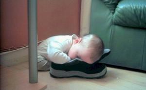 Kad bebe zadrijemaju na igračkama, stepenicama, ispod kreveta... (FOTO)