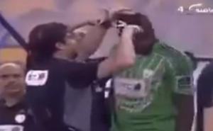 U sred meča golmana ošišali zbog 'uvredljive frizure' (VIDEO)