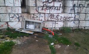 Oprez: Ogoljene žice od struje i otvoren strujni sat kraj Bijele tabije (FOTO)