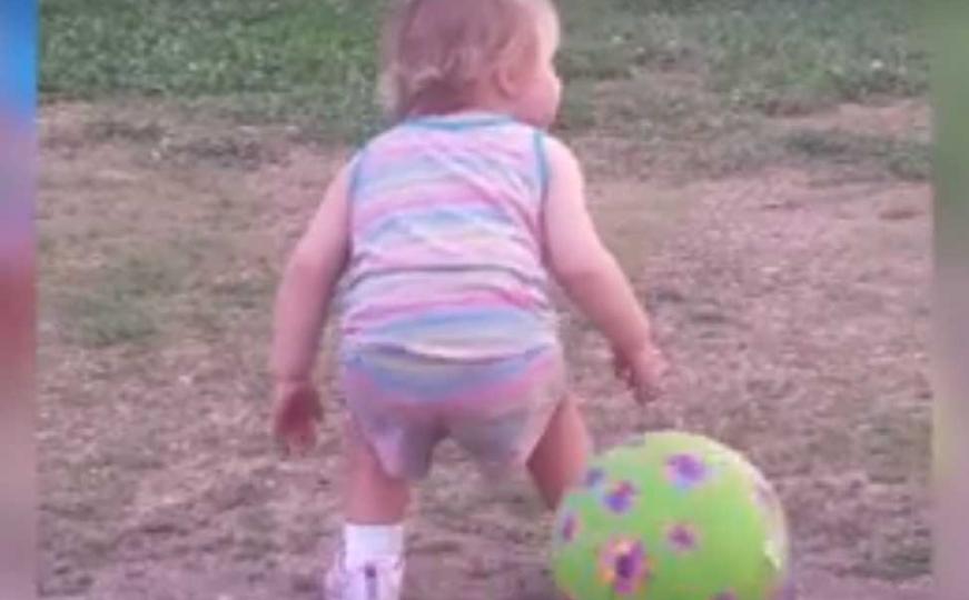 Neposlušna lopta i strpljiva djevojčica (VIDEO)