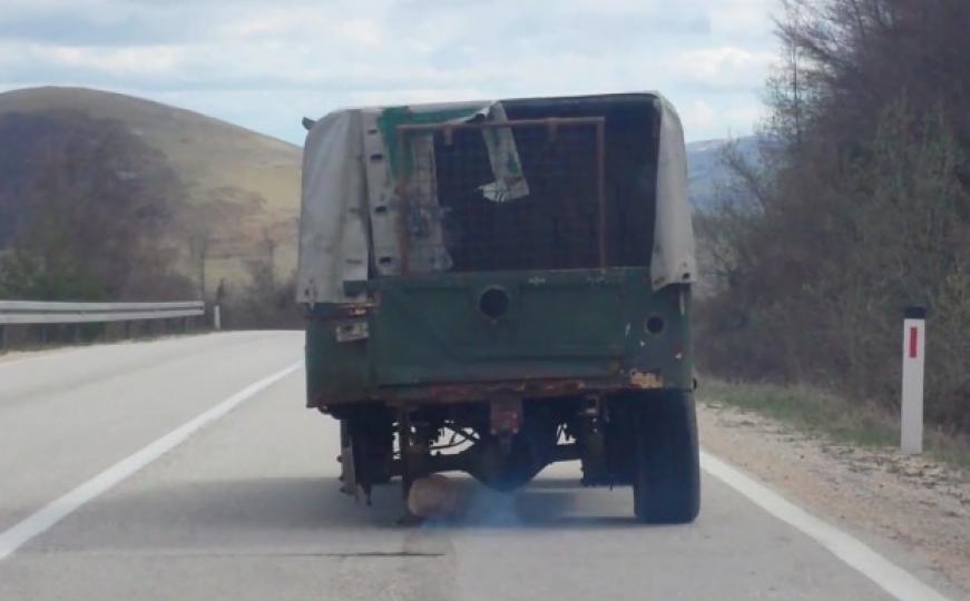 Bh. putevi: Vozač kamiona na putu Šujica - Livno vozio bez jednog točka (VIDEO)