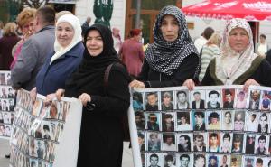 FOTO: Žene Srebrenice u protestnoj šetnji Tuzlom