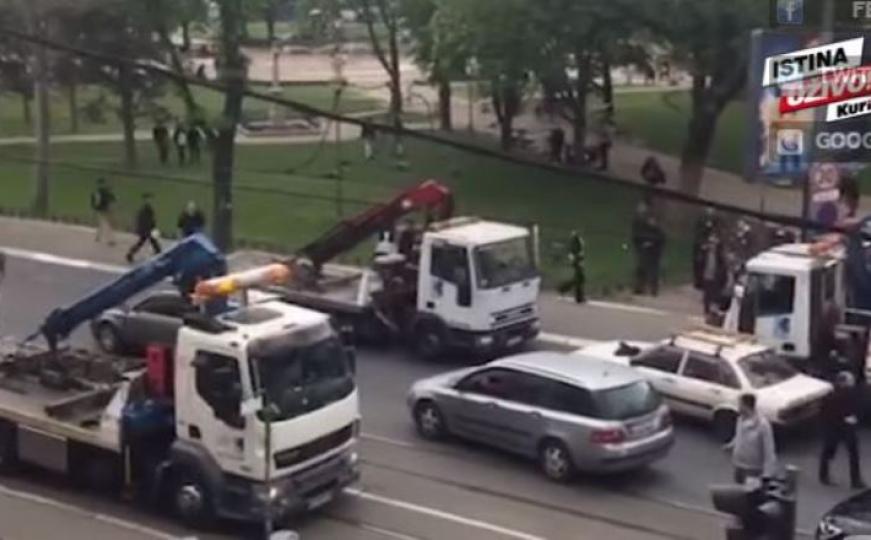 Tuča usred Beograda: Potukli se vozači automobila i pauka (VIDEO)