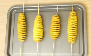 Trikovi u kuhinji: Kako krompir narezati spiralno (VIDEO)