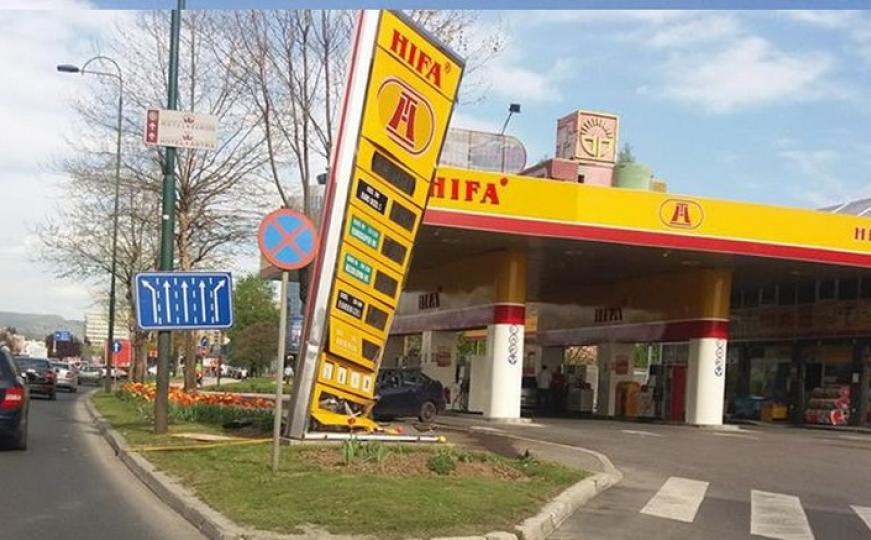 Automobilom se zabio u reklamni pano na pumpi (FOTO)