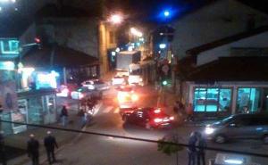 Parking papak uzrokovao velike gužve na Baščaršiji: Parkirao skoro na šinama i blokirao tramvaj