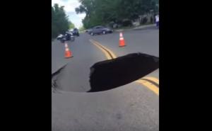 Snimljen trenutak propadanja ceste u rupu (VIDEO)