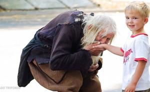 Fotografija o kojoj se priča: zašto starac ljubi ruku dječaku? 