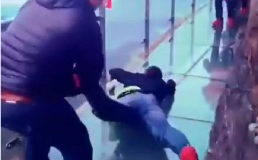 Turisti padaju u nesvijest i imaju napade panike nasred staklenog mosta u Kini (VIDEO)