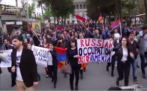 Jajima na rusku ambasadu u Armeniji zbog prodaje oružja Azerbejdžanu (VIDEO)