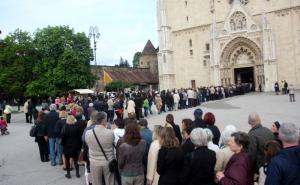 Hrvati satima stoje u redu kako bi dodirnuli tijelo mrtvog sveca (FOTO)