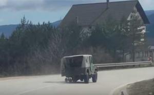 Samo u BiH: Kome još trebaju sva četiri točka za vožnju? (VIDEO)