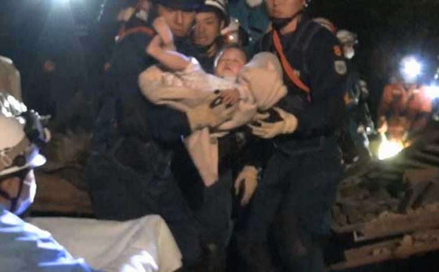 Japan: Ukinuto upozorenje od cunamija, beba spašena iz ruševina