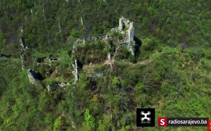 Let iznad staroga kraljevskoga grada: Bobovac u proljeće iz zraka (VIDEO)