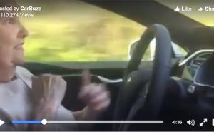 Pogledajte kako 70-godišnja starica reagira za upravljačem Tesle u autopilot modu (VIDEO)