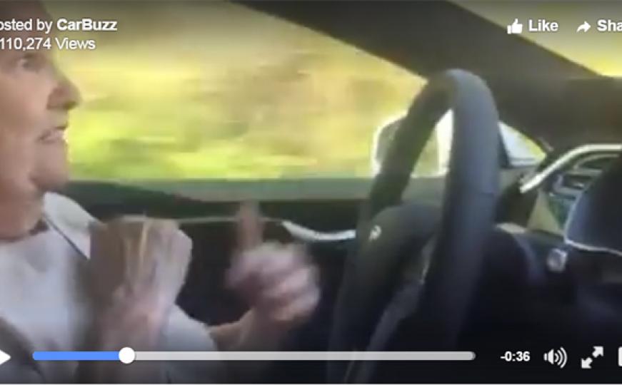 Pogledajte kako 70-godišnja starica reagira za upravljačem Tesle u autopilot modu (VIDEO)