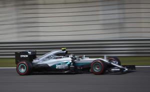 Formula 1: Nico Rosberg stigao do 'hat-tricka' u Kini, Sebastian Vettel drugi