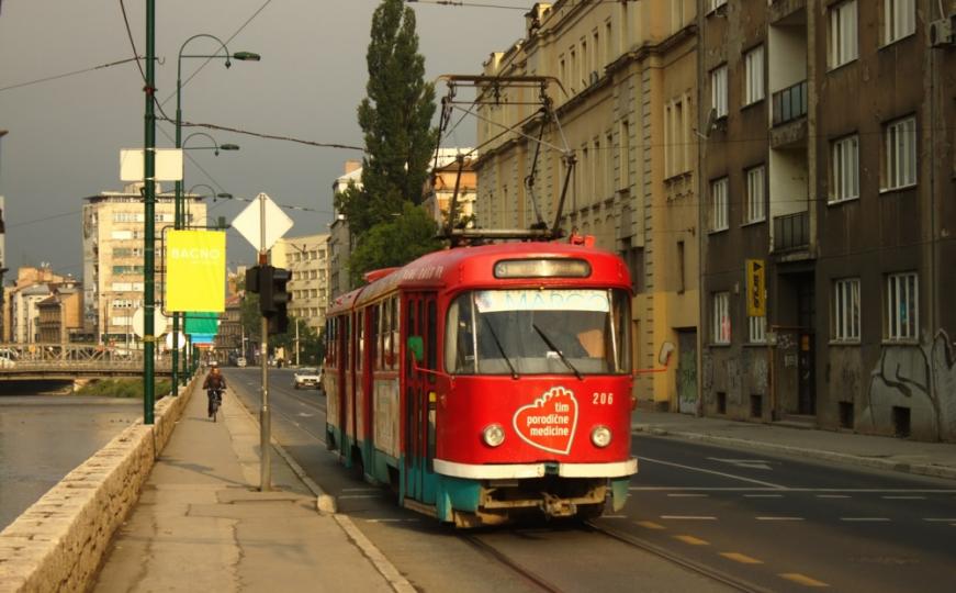 Razbojništvo u sarajevskom tramvaju: Uz prijetnju noževima ukrali novčanik